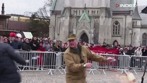 Norvežanin javno spalio Kuran, policija ga morala spašavati